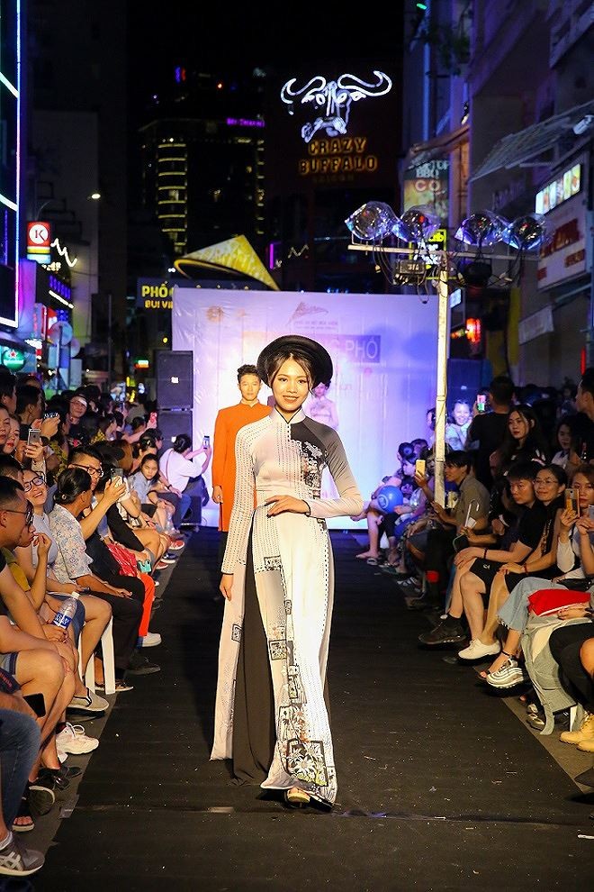 Ngắm TOP 20 Miss Hutech trình diễn áo dài trên tại Phố đi bộ Bùi Viện - ảnh 11