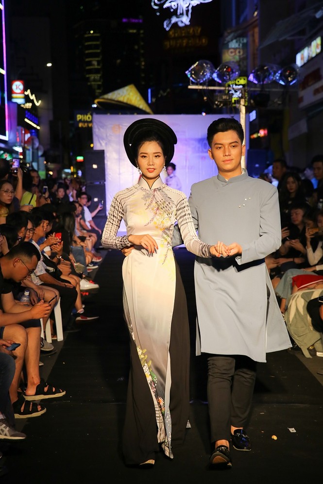 Ngắm TOP 20 Miss Hutech trình diễn áo dài trên tại Phố đi bộ Bùi Viện - ảnh 12