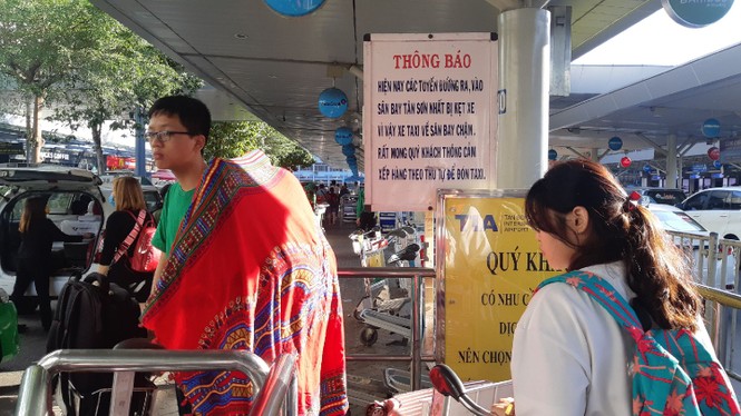 Hành khách ở sân bay tân sơn nhất mỏi mòn đợi taxi - ảnh 8