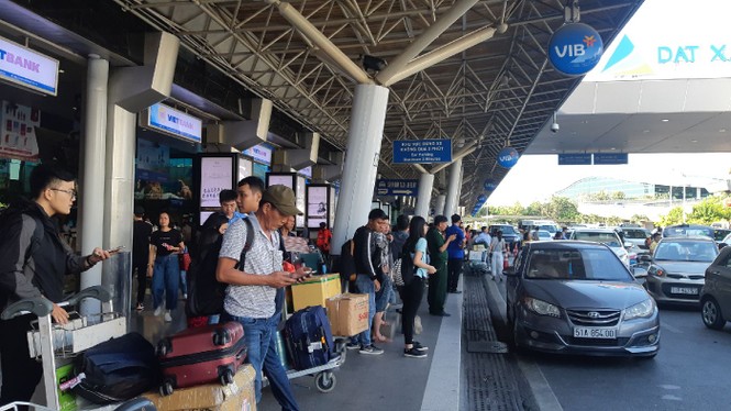 Hành khách ở sân bay tân sơn nhất mỏi mòn đợi taxi - ảnh 1