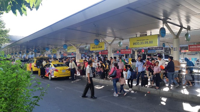 Hành khách ở sân bay tân sơn nhất mỏi mòn đợi taxi - ảnh 2