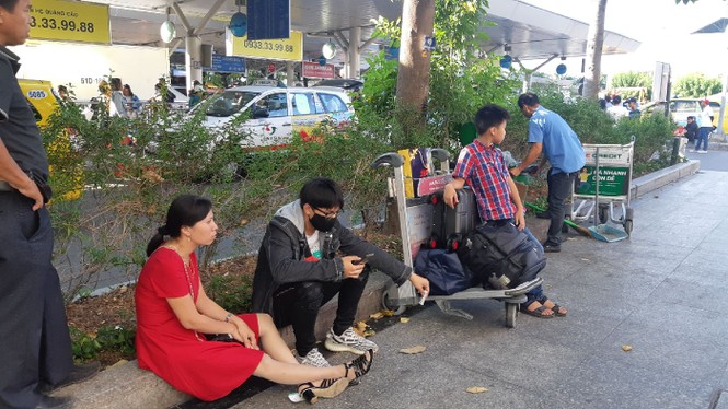 Hành khách ở sân bay tân sơn nhất mỏi mòn đợi taxi - ảnh 7