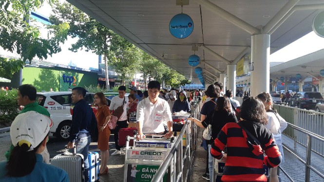 Hành khách ở sân bay tân sơn nhất mỏi mòn đợi taxi - ảnh 5