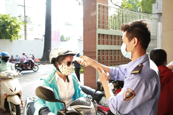 Nhiều trường học ở TPHCM kích hoạt trở lại các biện pháp phòng, chống dịch COVID-19 - ảnh 1