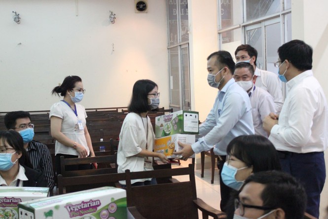 17 sinh viên ĐH Y dược TPHCM không về quê đón tết, tình nguyện ở lại chống dịch - ảnh 1