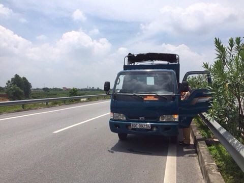 Kẻ trộm lao thẳng xe tải vào cảnh sát, một người bị thương - ảnh 2