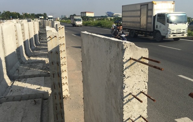 Yêu cầu thu dọn toàn bộ “chông sắt” trên cầu vượt nghìn tỷ - ảnh 1