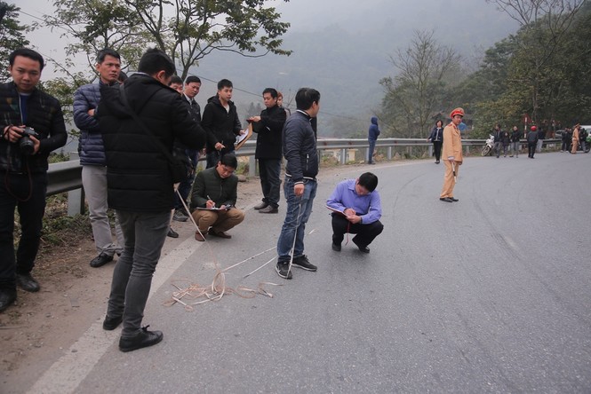 Cảnh sát khám nghiệm ô tô lao xuống vực ở Lào Cai - ảnh 2