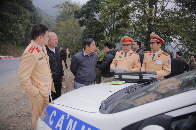 Cảnh sát khám nghiệm ô tô lao xuống vực ở Lào Cai - ảnh 4