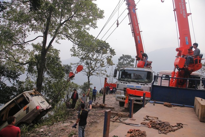 Cảnh sát khám nghiệm ô tô lao xuống vực ở Lào Cai - ảnh 5