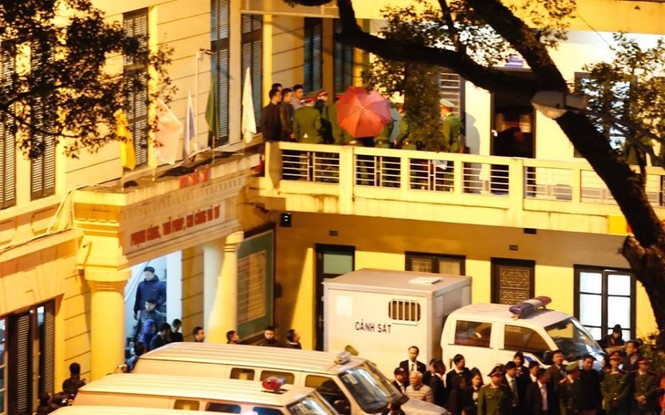 Đoàn xe dẫn giải ông Đinh La Thăng và đồng phạm về trại tạm giam - ảnh 7