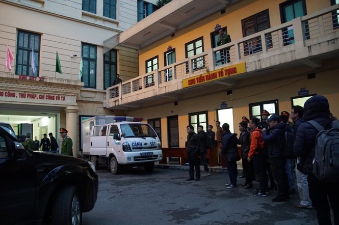 Đoàn xe dẫn giải ông Đinh La Thăng và đồng phạm về trại tạm giam - ảnh 3