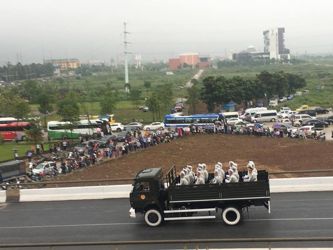Người dân Ninh Bình ôm di ảnh Chủ tịch nước đón linh cữu - ảnh 15
