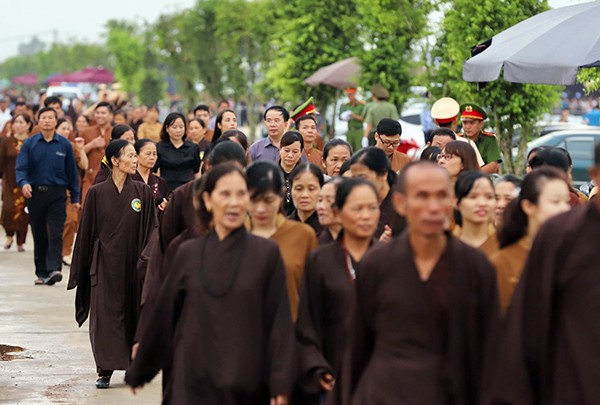 Người dân Ninh Bình ôm di ảnh Chủ tịch nước đón linh cữu - ảnh 1