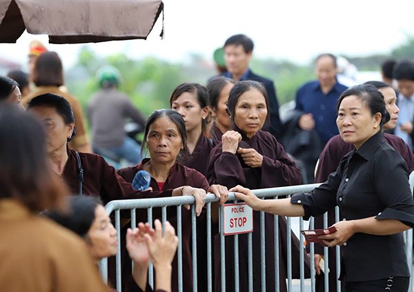 Người dân Ninh Bình ôm di ảnh Chủ tịch nước đón linh cữu - ảnh 3