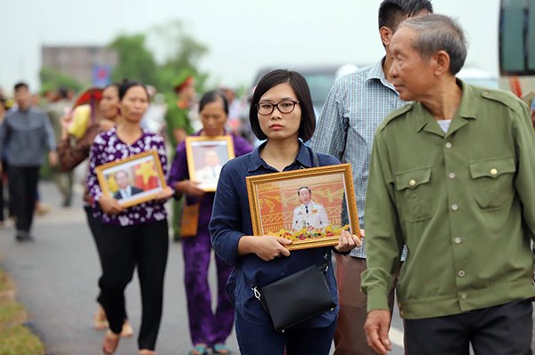 Người dân Ninh Bình ôm di ảnh Chủ tịch nước đón linh cữu - ảnh 4