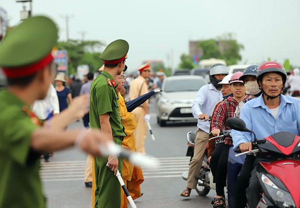 Người dân Ninh Bình ôm di ảnh Chủ tịch nước đón linh cữu - ảnh 6
