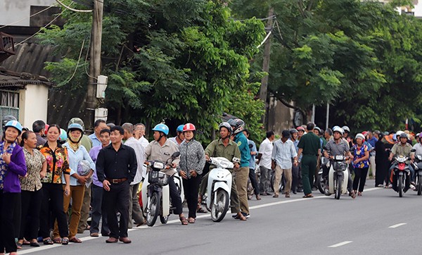 Người dân Ninh Bình ôm di ảnh Chủ tịch nước đón linh cữu - ảnh 7