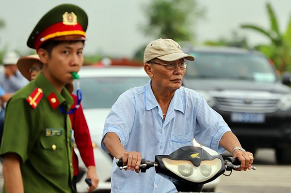 Người dân Ninh Bình ôm di ảnh Chủ tịch nước đón linh cữu - ảnh 8