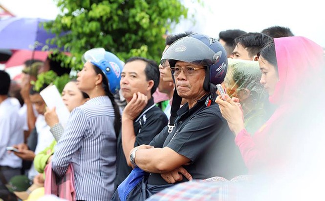 Nghìn người đội mưa đón linh cữu Chủ tịch nước về quê nhà - ảnh 16
