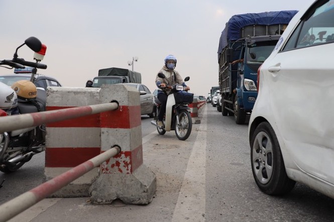 7 ô tô tông liên hoàn trên cầu Thanh Trì, giao thông ùn tắc gần 10km - ảnh 2