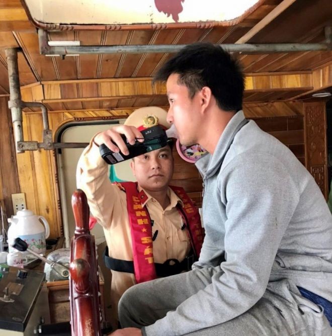 CSGT xuống sông phạt 'ma men' lái tàu thủy ở Bắc Ninh - ảnh 1