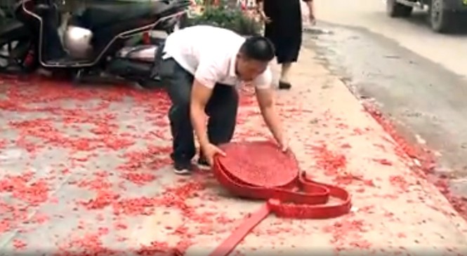 Tạm giữ hình sự người đốt pháo đỏ đường trong đám cưới ở Hà Nội - ảnh 1