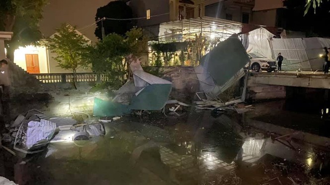 Mercedes lao xuống kênh, nam tài xế tử vong - ảnh 1