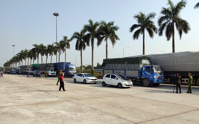 Bắt binh đoàn xe chở 300 tấn hàng lậu từ Quảng Ninh về Hà Nội tiêu thụ Tết - ảnh 1