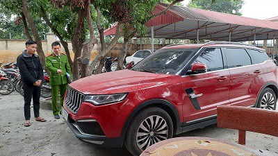 Đối tượng nổ súng hoa cải trúng xe Dương Minh Tuyền đã đầu thú - ảnh 1