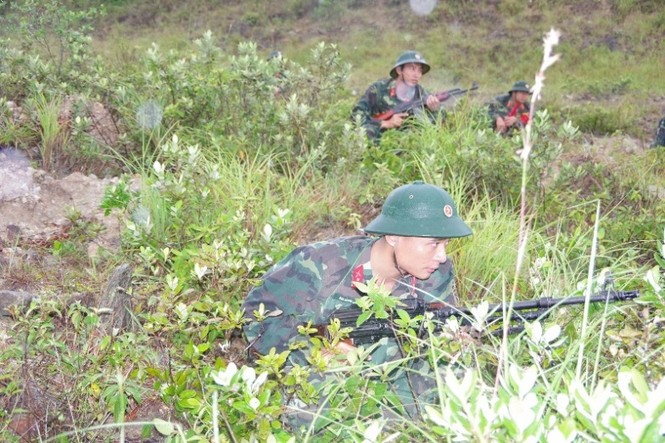 Cận cảnh trung đoàn bộ binh diễn tập vòng tổng hợp - ảnh 6
