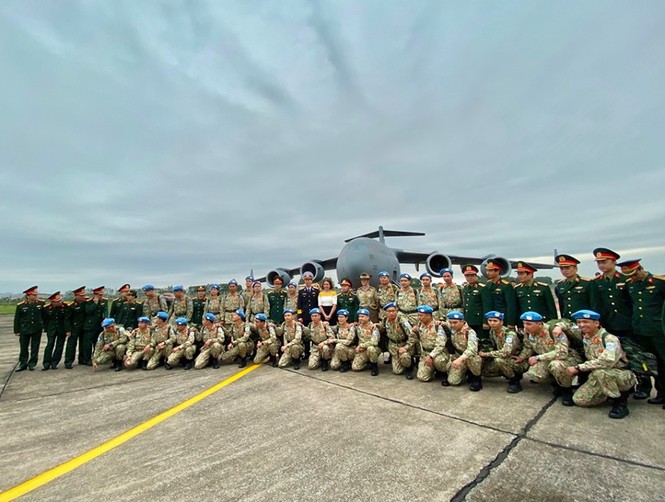 Cận cảnh vận tải cơ C-17A chở bác sĩ mũ nồi xanh Việt Nam sang Nam Sudan - ảnh 2