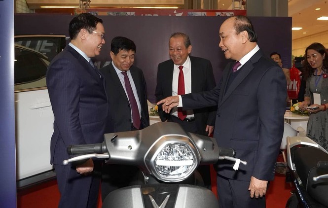 Thủ tướng tham quan sản phẩm tiêu biểu của doanh nghiệp Việt - ảnh 1
