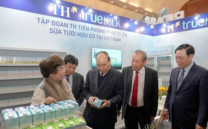 Thủ tướng tham quan sản phẩm tiêu biểu của doanh nghiệp Việt - ảnh 2