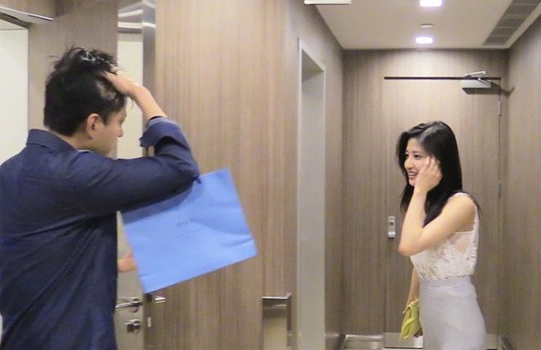 Nữ diễn viên bị bắt gặp 'mây mưa' với người tình trong WC - ảnh 1