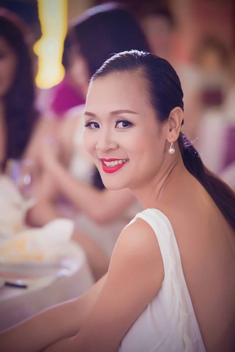 Hoa hậu Bảo Ngọc lưng trần hút ánh nhìn - ảnh 1