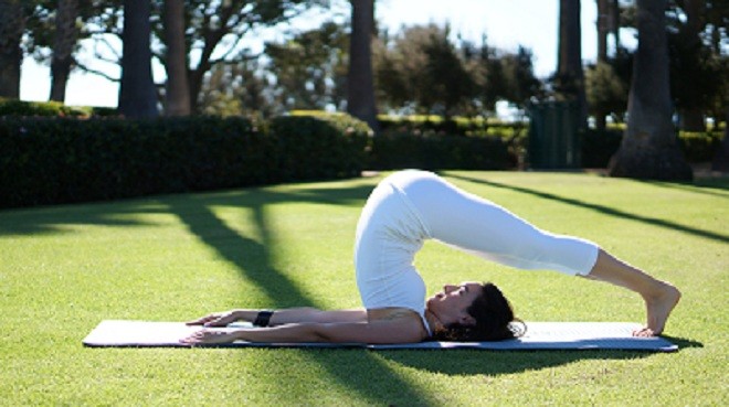 3 tư thế yoga hữu ích cho người mắc bệnh suy giáp - ảnh 3