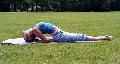 3 tư thế yoga hữu ích cho người mắc bệnh suy giáp - ảnh 2