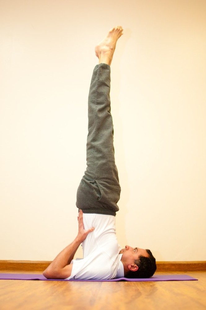 3 tư thế yoga hữu ích cho người mắc bệnh suy giáp - ảnh 1