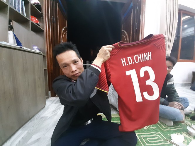 Cổ động viên cháy hết mình tại nhà tiền đạo Hà Đức Chinh - ảnh 3