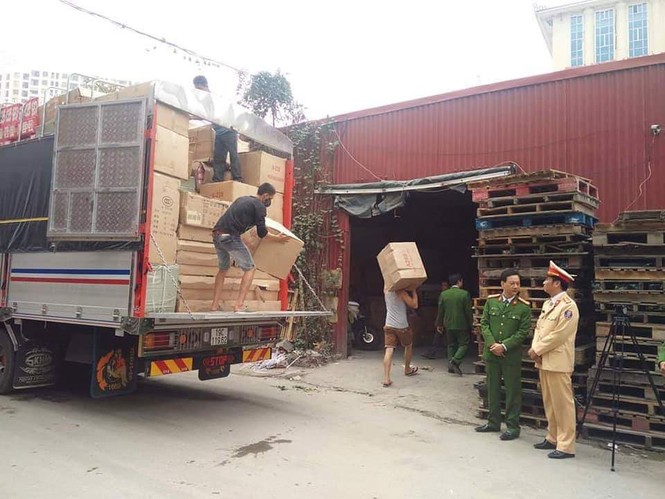 Phát hiện 20 tấn đồ chơi trẻ em, bánh kẹo không rõ xuất xứ - ảnh 1