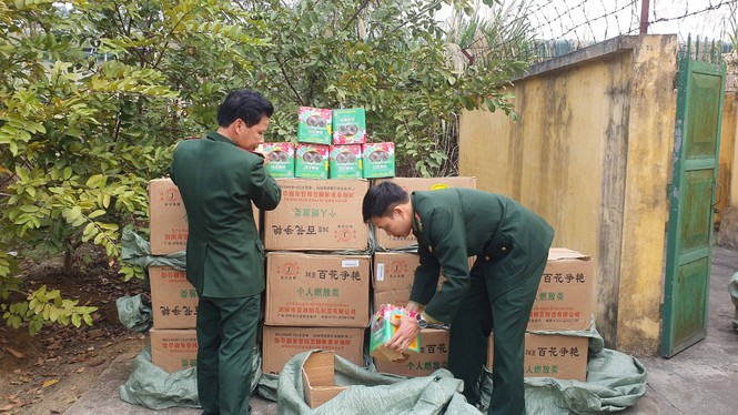 Vận chuyển hàng trăm kg pháo lậu vượt sông vào Việt Nam - ảnh 1