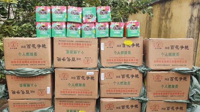 Vận chuyển hàng trăm kg pháo lậu vượt sông vào Việt Nam - ảnh 2