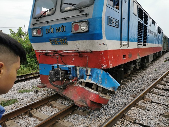Cố vượt đường sắt, xe tải bị tàu hoả đâm bay xuống ruộng - ảnh 3