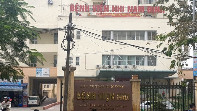 Tin mới vụ 2 nhân viên viện Nhi Nam Định 'ăn bớt' thuốc của bệnh nhân - ảnh 1