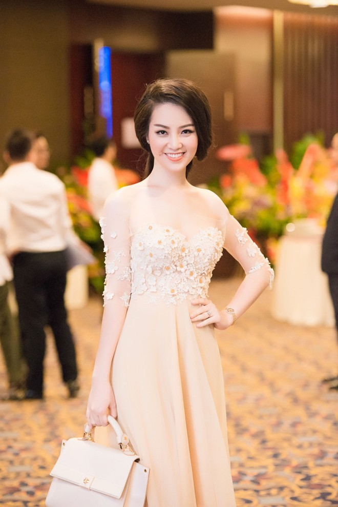 Á hậu Thụy Vân khoe nhan sắc mặn mà - ảnh 1