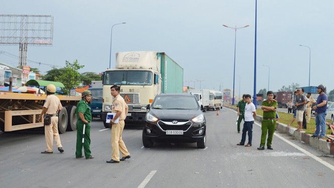 Xe đầu kéo “đại náo” Xa lộ Hà Nội - ảnh 3