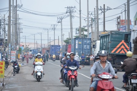 Hơn 100 cảnh sát cứu hỏa trắng đêm cứu công ty gỗ - ảnh 9