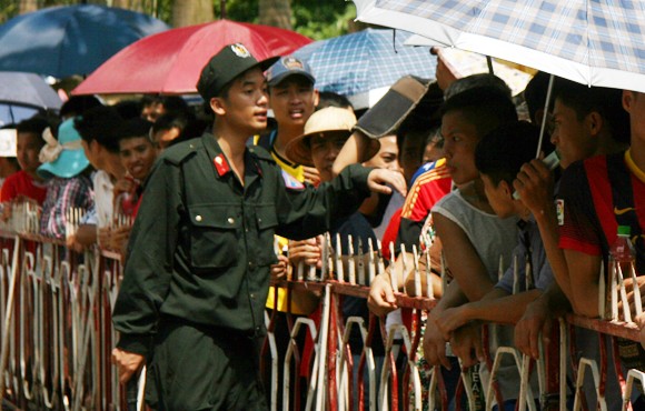 Ngủ vỉa hè để chờ mua vé xem U19 Việt Nam - ảnh 5