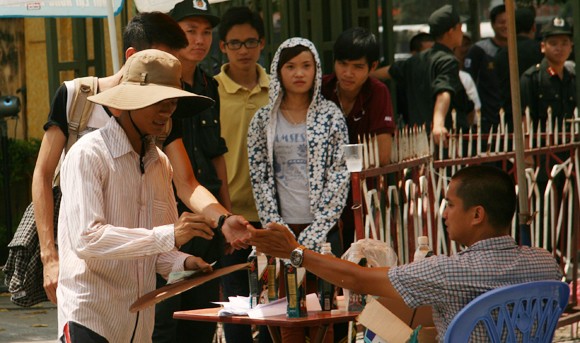 Ngủ vỉa hè để chờ mua vé xem U19 Việt Nam - ảnh 6